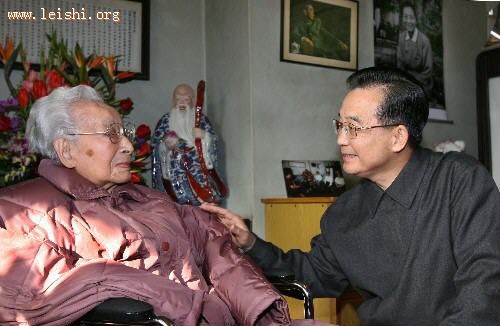 温家宝看望雷洁琼(资料图)