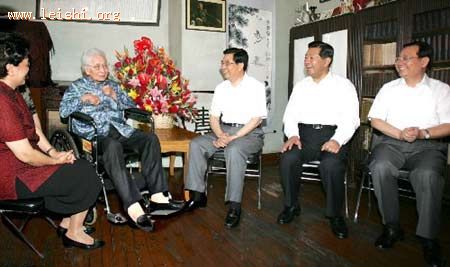 2005年9月6日胡锦涛看望雷洁琼(资料图)